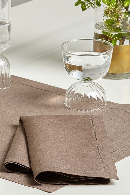 Коричневый