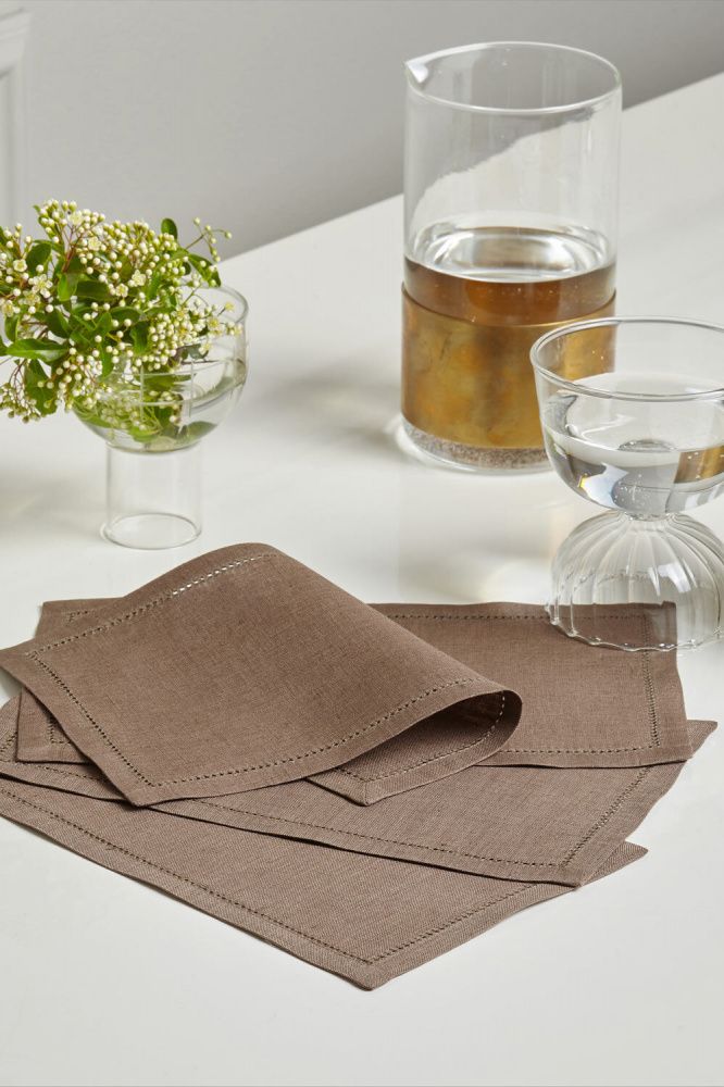 Коричневый